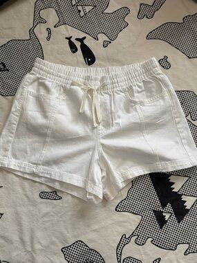Universal Thread White Drawstring Pull-On Athletic Shorts